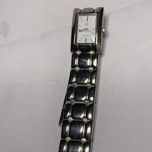 Givenchy watch silver tone and shell pearl front face. - Picture 5 of 12